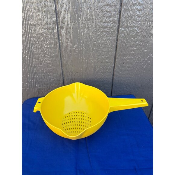 Vintage Tupperware Yellow Plastic Strainer Colander Handle Double Spout Kitchen - Picture 1 of 7